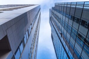 High-rise residential buildings and sunlight that shine with natural smoke ventilation